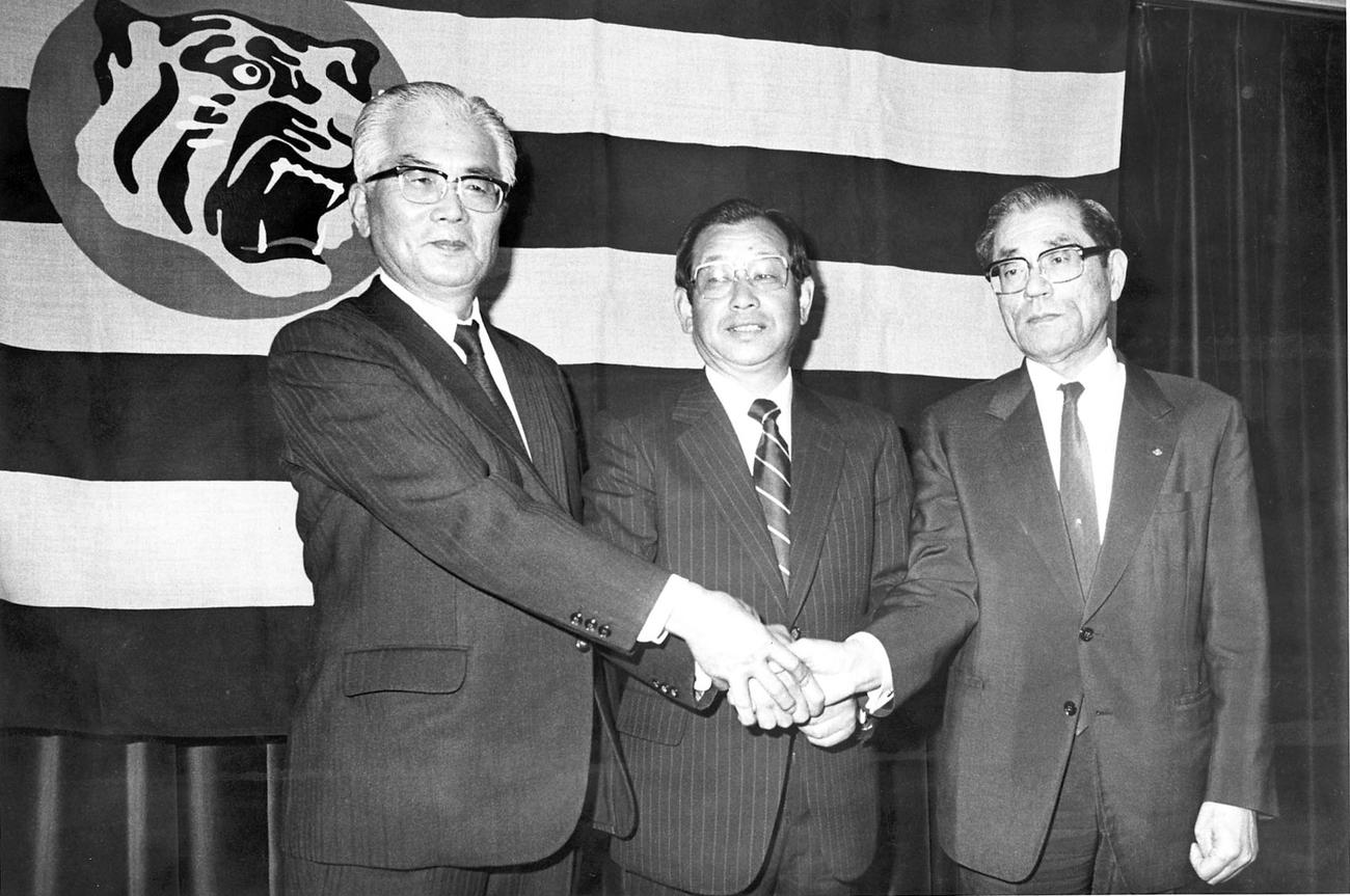 84年10月23日、チーム再建へ握手を交わす（左から）中埜新球団社長、吉田新監督、久万新オーナー