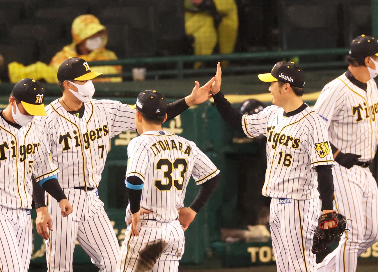 突然の7回コールドで勝利しタッチを交わす西勇（右から2人目）（撮影・清水貴仁）