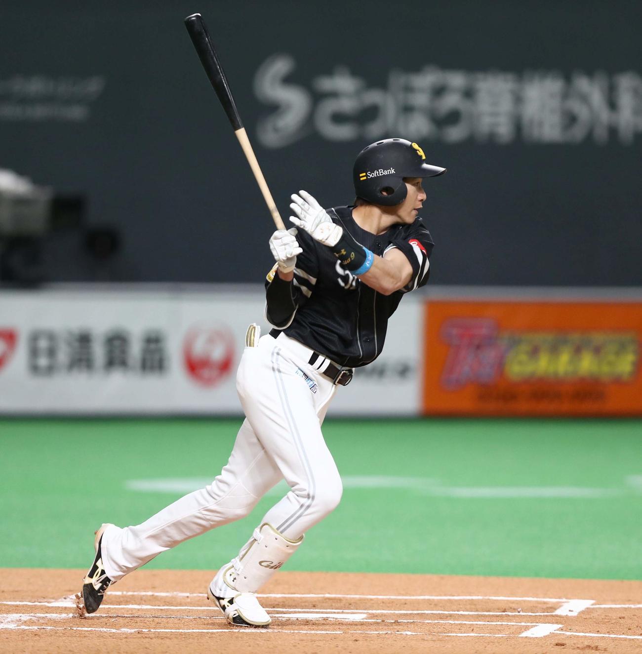 日本ハム対ソフトバンク　1回表ソフトバンク1死二塁、中前適時打を放つ柳田（撮影・黒川智章）