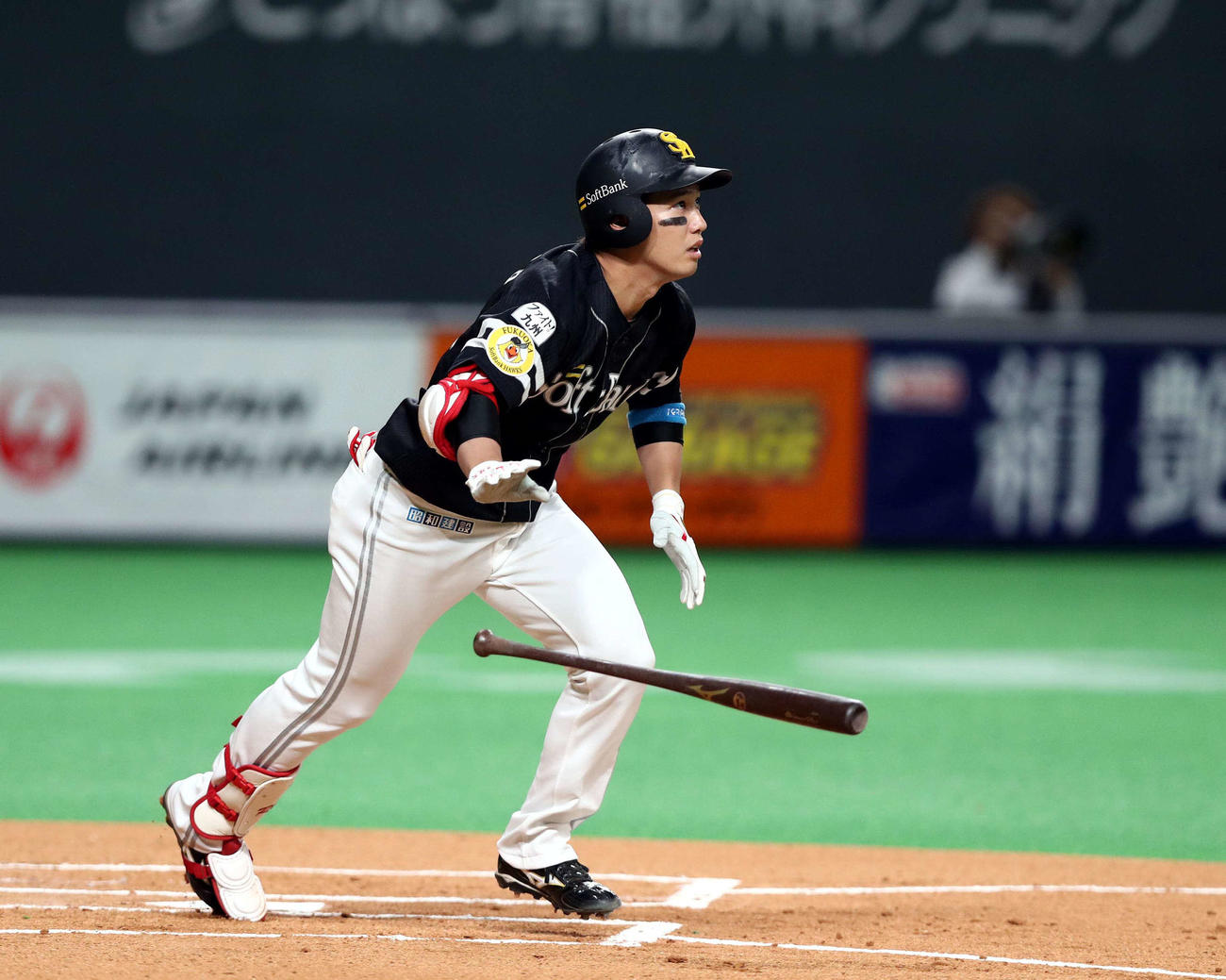 日本ハム対ソフトバンク　1回表ソフトバンク2死二塁、右越え2点本塁打を放つ栗原（撮影・黒川智章）