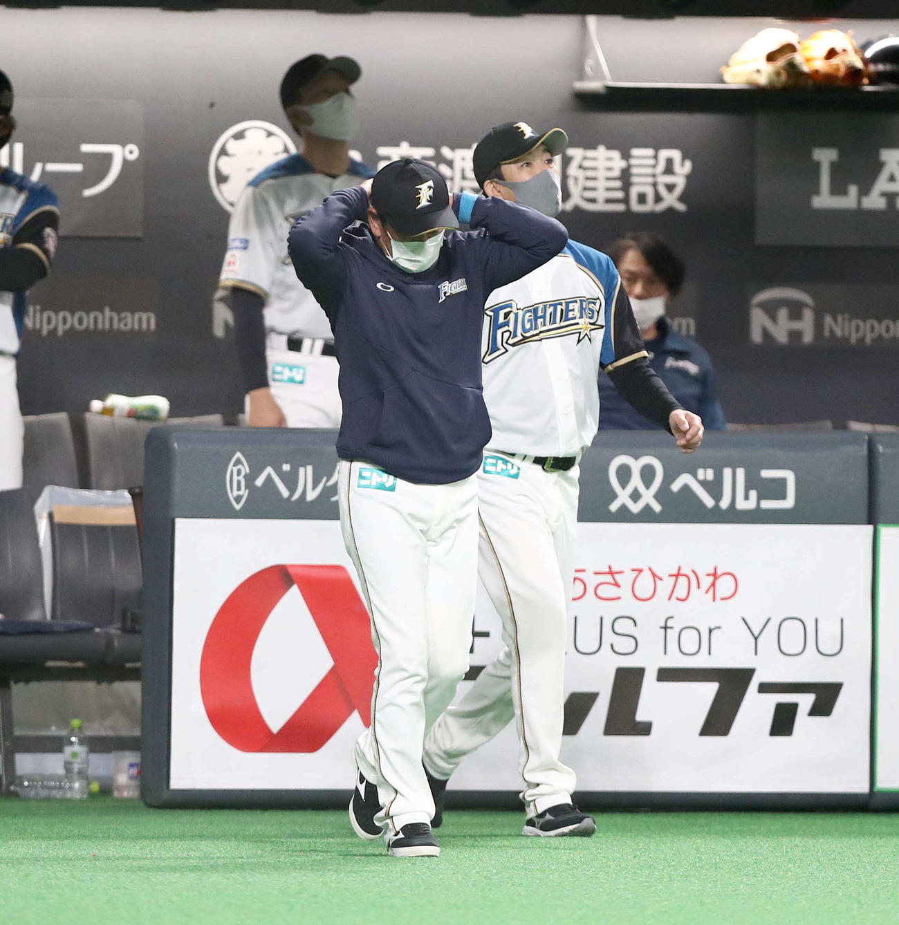 日本ハム対ソフトバンク　頭を抱え投手交代を告げる栗山監督（撮影・黒川智章）