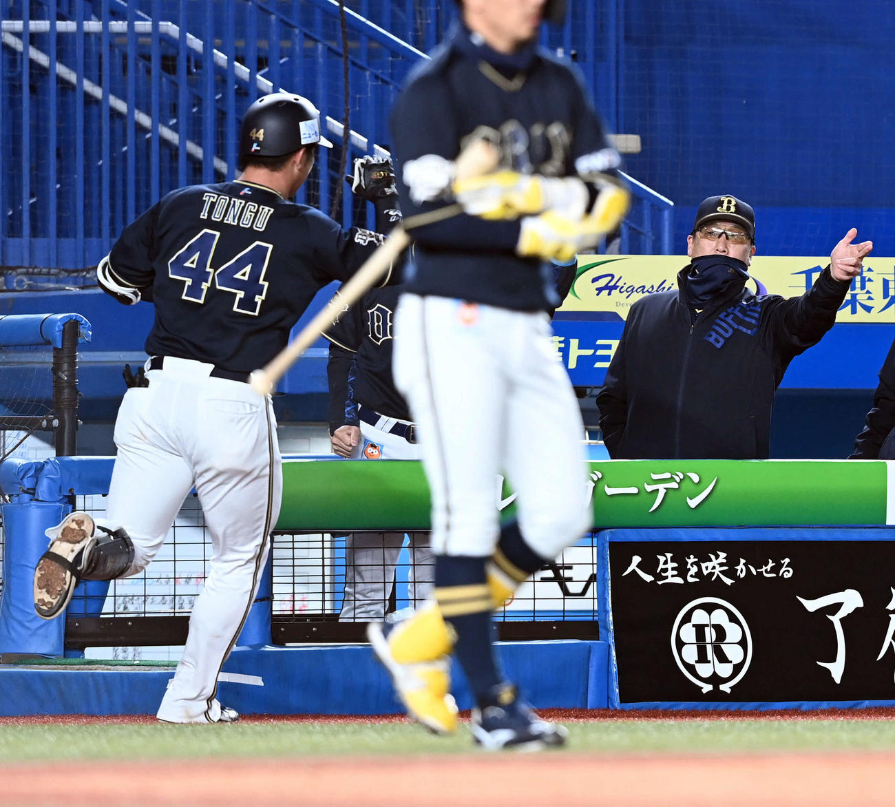 ロッテ対オリックス　6回表オリックス2死、同点ソロ本塁打を放った頓宮を迎える中嶋聡監督宮（撮影・たえ見朱実）