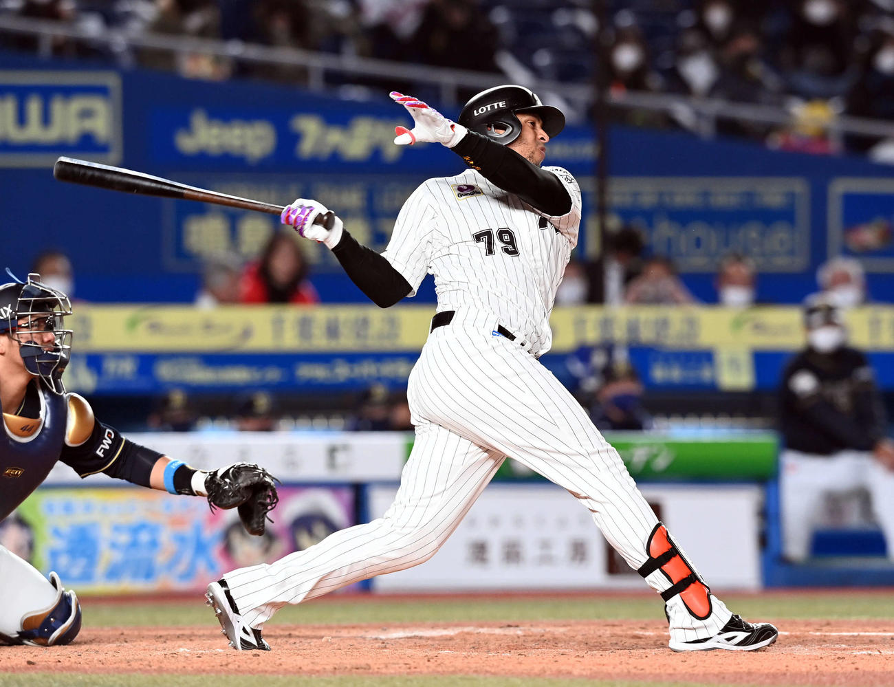 ロッテ対オリックス　3回裏ロッテ2死一、二塁、右越えに3点本塁打を放つマーティン（撮影・たえ見朱実）