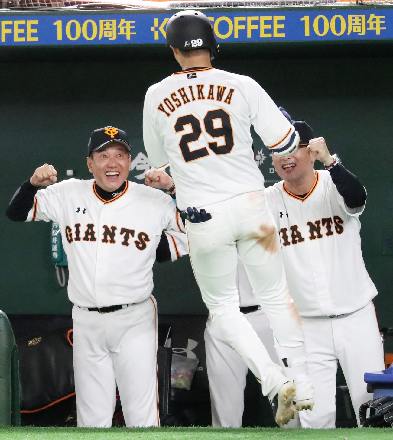 20年6月19日、原監督（左）は右越え2点本塁打を放った吉川尚を笑顔で出迎える