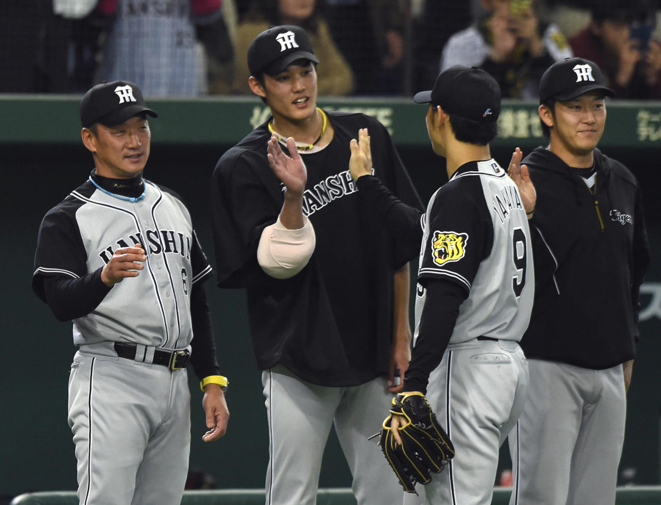 16年4月5日、阪神金本監督（左）は藤浪（左から2人目）らと勝利のハイタッチ