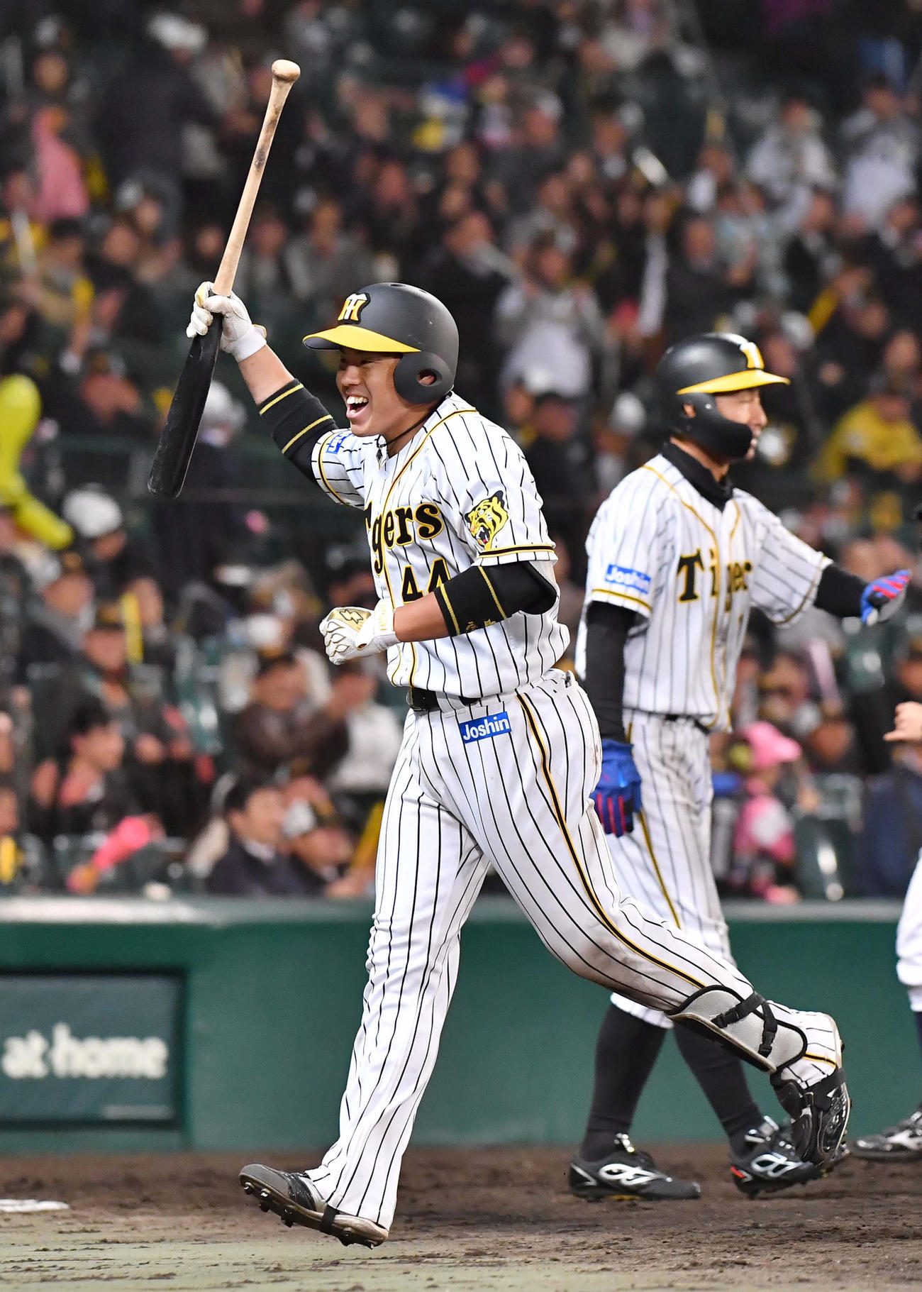 19年、サイクル安打を達成し笑顔でガッツポーズする梅野隆太郎（2019年4月9日撮影）