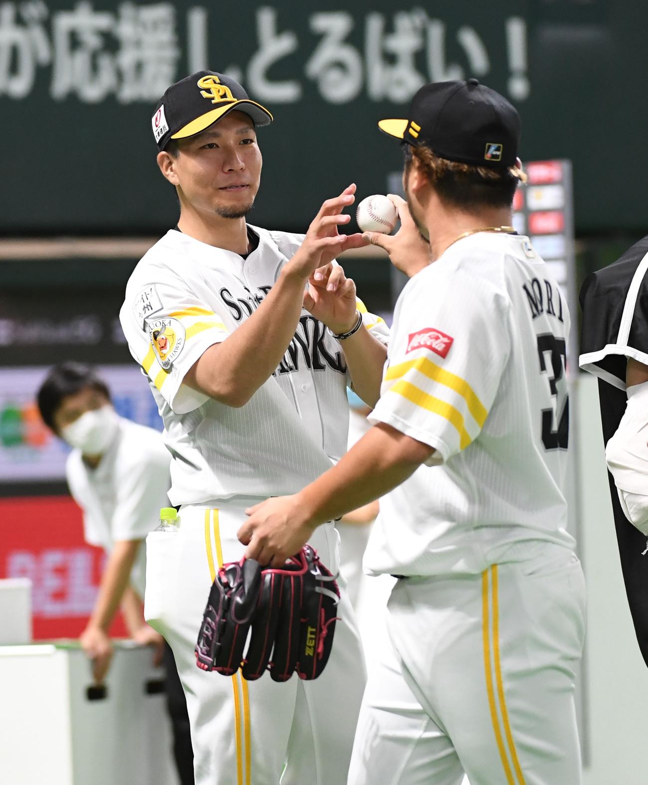 20年7月7日、今季初勝利を挙げた千賀（左）は森からウイニングボールを受け取る