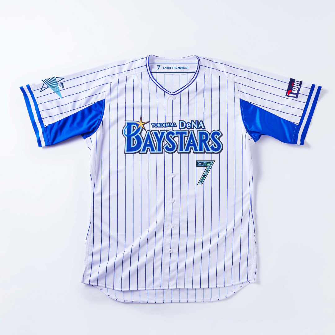 DeNAが5月18～20日の中日戦（横浜）で着用する予定の10周年記念のスペシャルユニホーム。胸番号が名シーン写真となっている（球団提供）