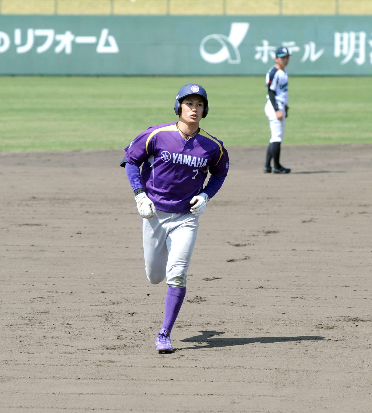 6回に追撃のソロ本塁打を放ち、ダイヤモンドを回るヤマハの永浜