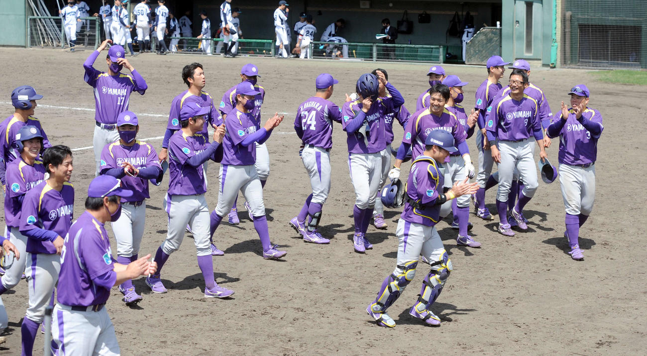 予選リーグ突破を決め、笑顔のヤマハナイン