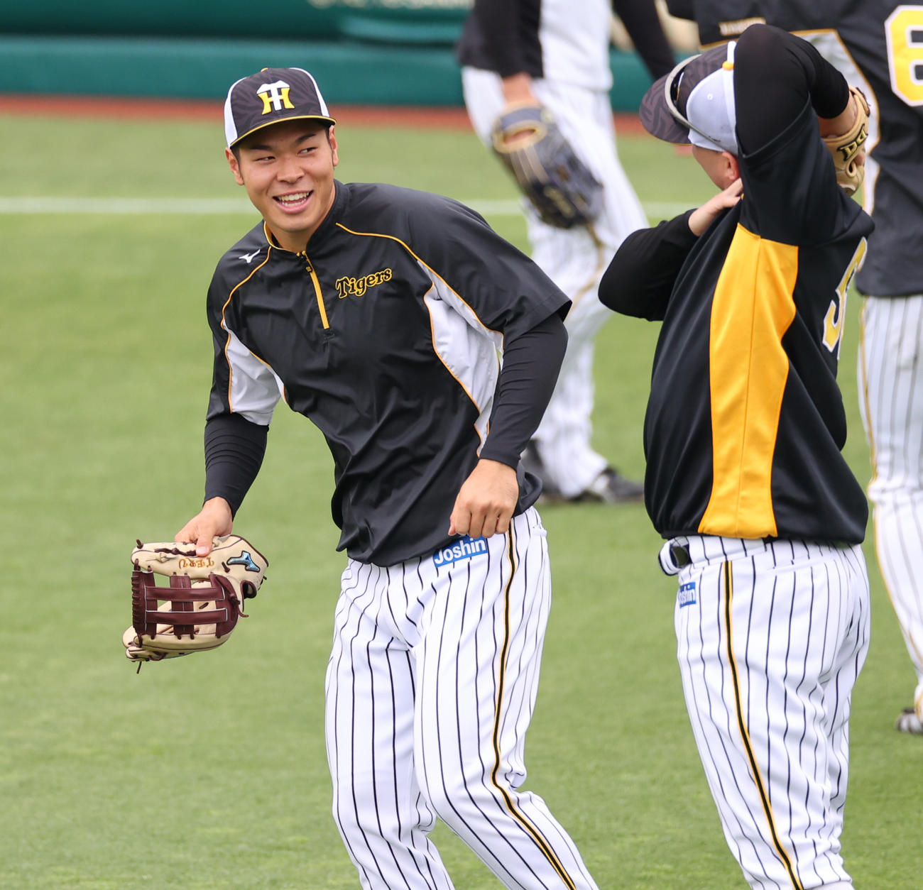 阪神対巨人　練習で笑顔をみせる佐藤輝明（撮影・清水貴仁）