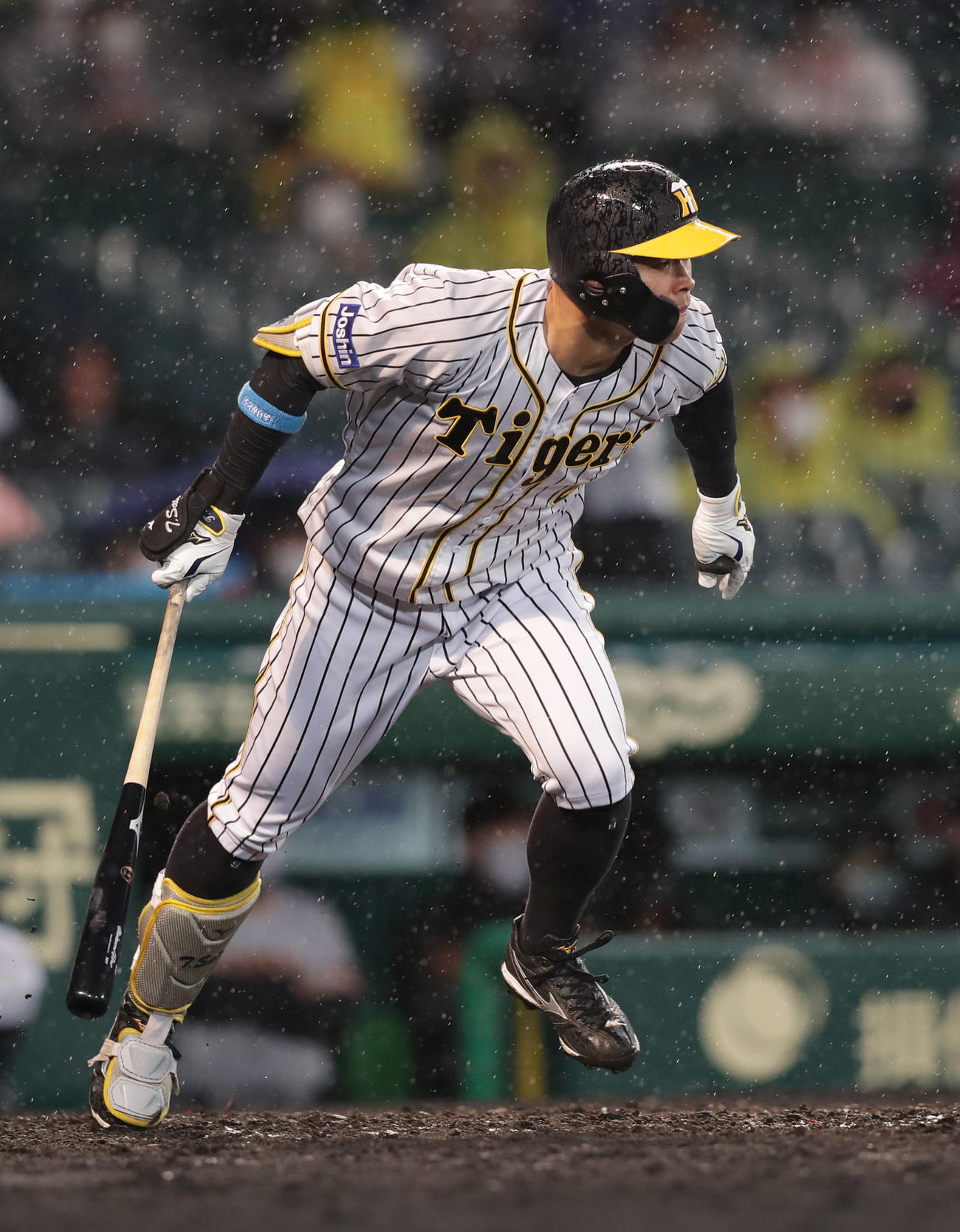 阪神対巨人　2回裏阪神無死一塁、中前打を放つ佐藤輝明（撮影・前田充）