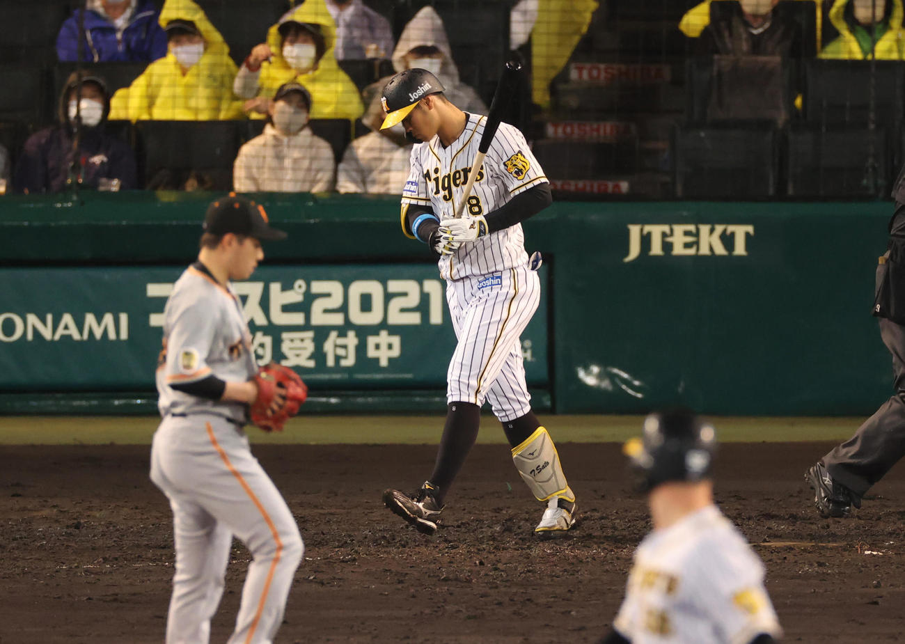 阪神対巨人　3回裏阪神無死二、三塁、見逃し三振に倒れる佐藤輝（撮影・清水貴仁）