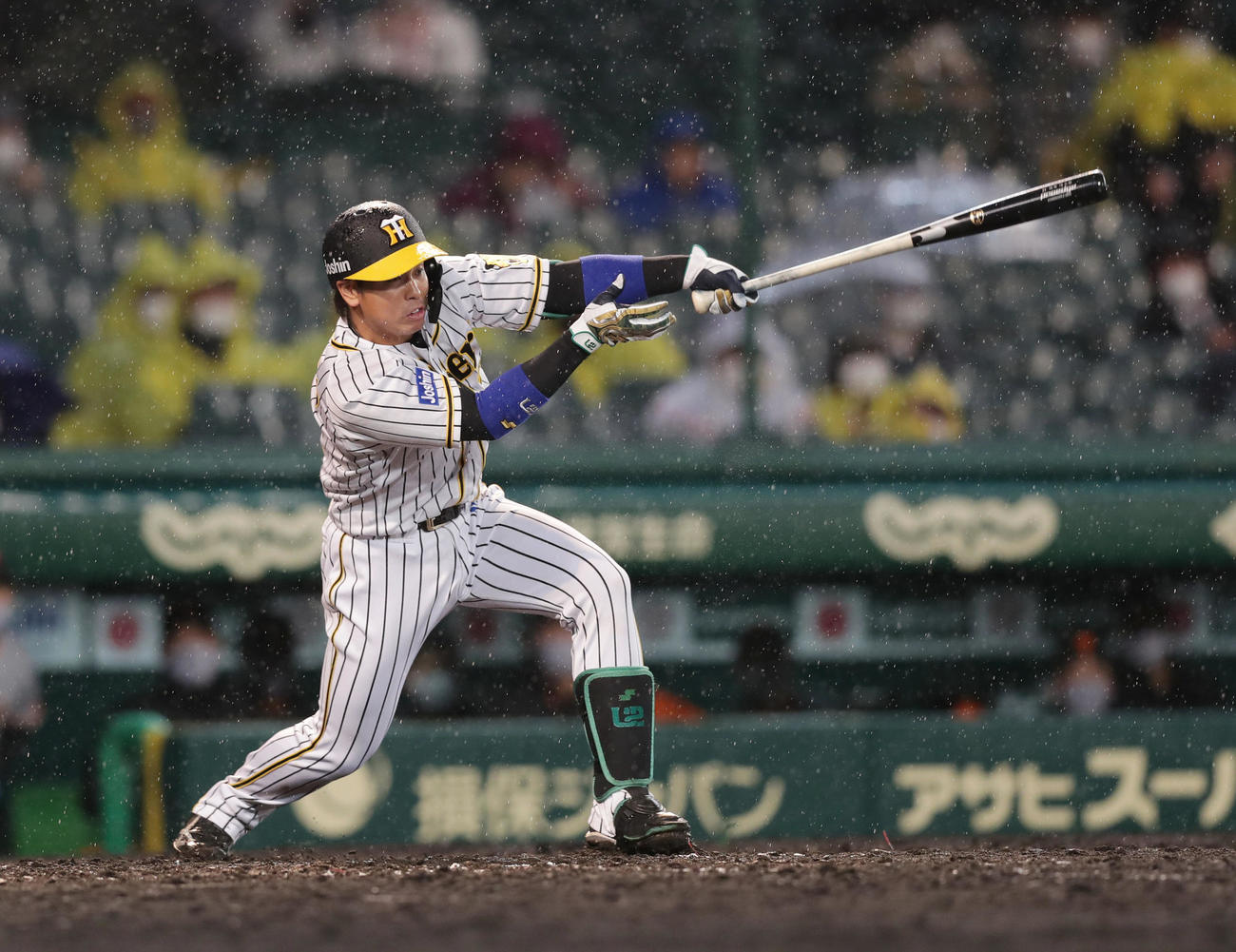 阪神対巨人　2回裏阪神無死一、二塁、先制の右前適時打を放つ梅野（撮影・前田充）