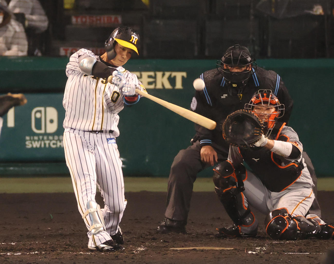 阪神対巨人　2回裏阪神無死一、三塁、中犠飛で追加点を挙げる木浪（撮影・清水貴仁）
