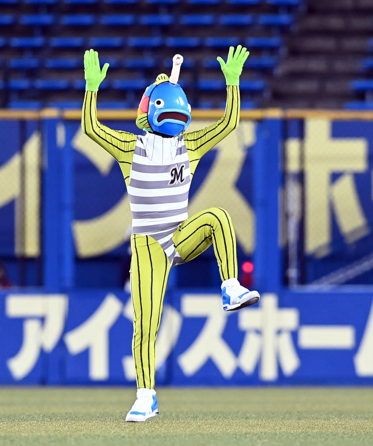 ロッテ対オリックス　ロッテの公式キャラ「謎の魚」最終形態に進化（撮影・たえ見朱実）