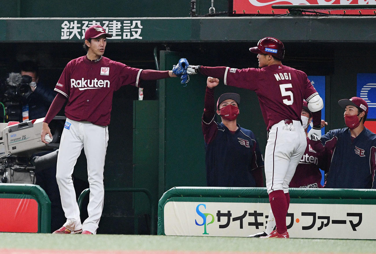 西武対楽天　3回表楽天2死、勝ち越しの中越えソロ本塁打を放った茂木（右手前）とタッチを交わす岸（撮影・滝沢徹郎）