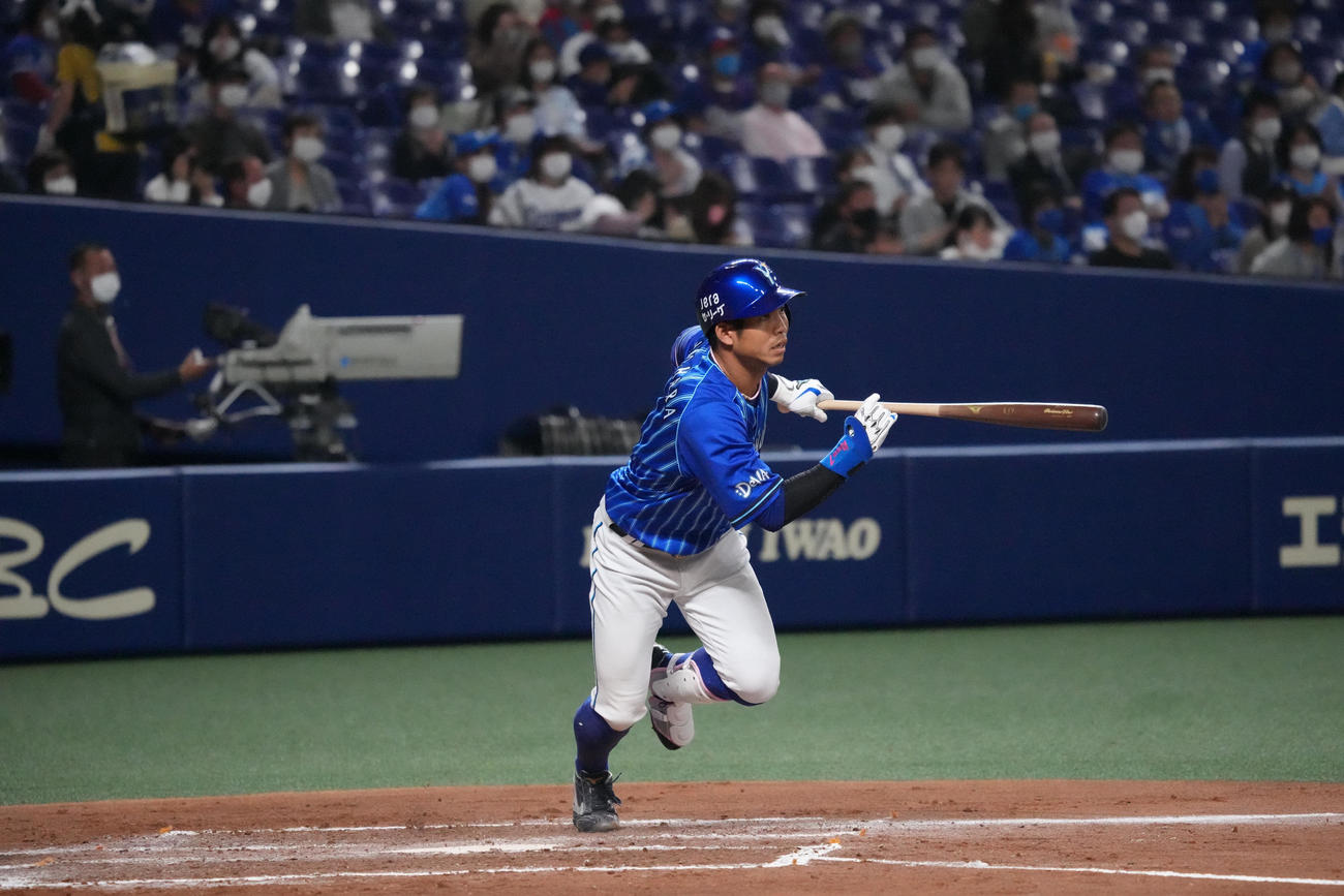 中日対DeNA 3回表DeNA1死二塁、右適時打を放った桑原（撮影・森本幸一）