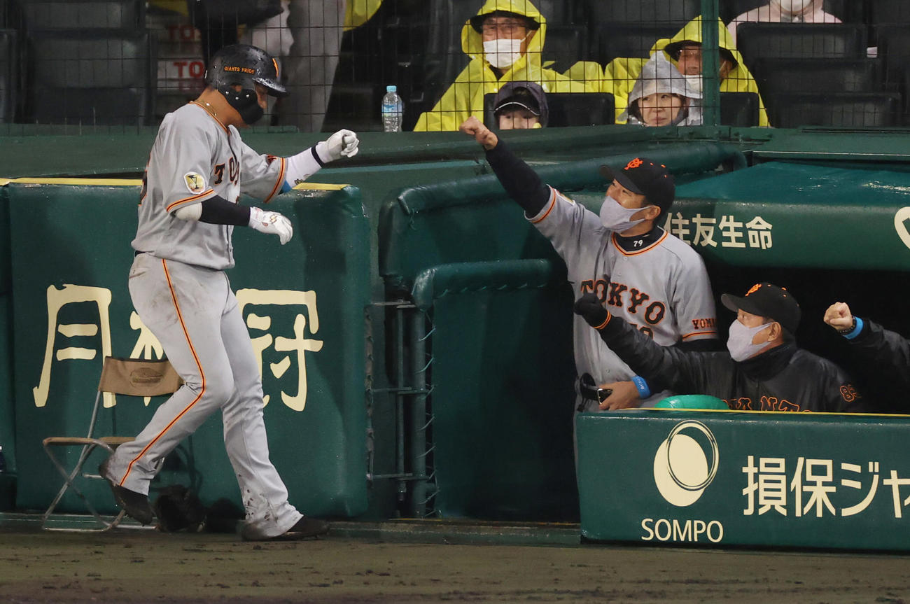 阪神対巨人　5回表巨人無死一塁、中越え2点本塁打を放つ香月（撮影・清水貴仁）