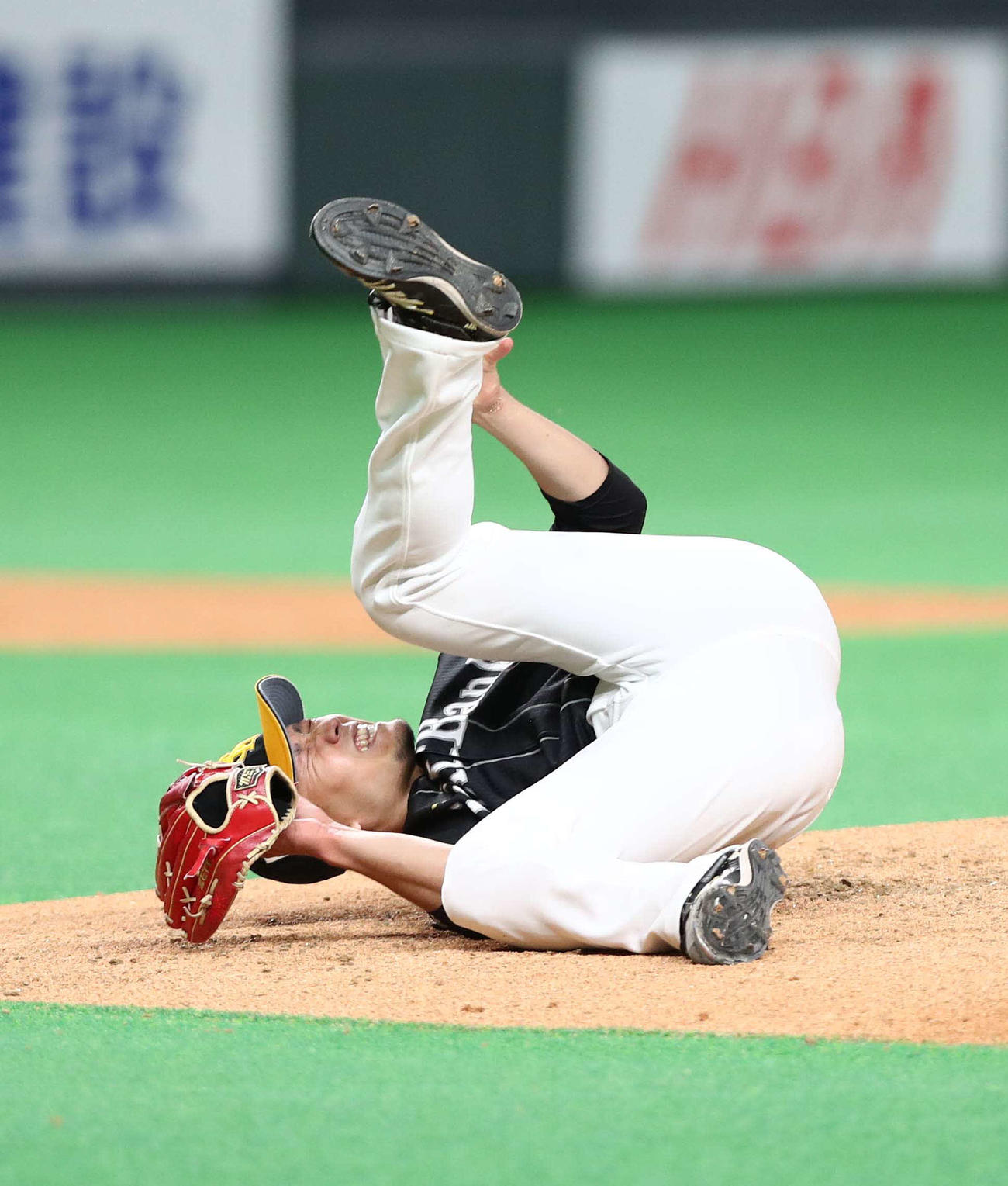 日本ハム対ソフトバンク　6回裏日本ハム1死、渡辺の投直を捕球後に左足を負傷し倒れる千賀（撮影・黒川智章）