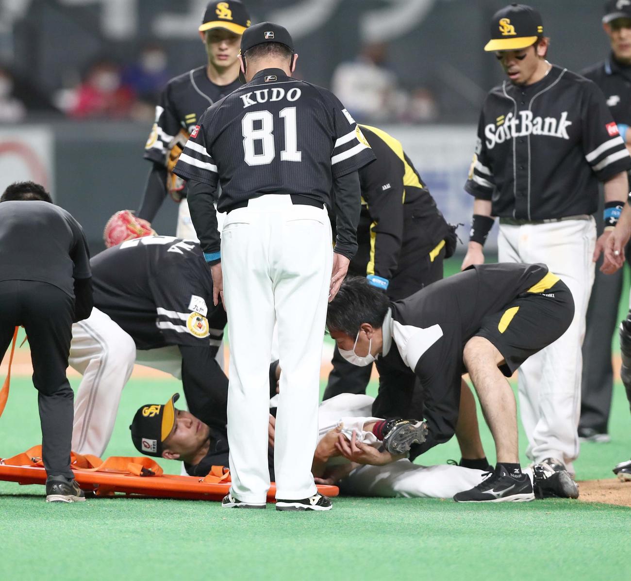 日本ハム対ソフトバンク　6回裏日本ハム1死、左足を負傷し担架で運ばれる千賀（撮影・黒川智章）