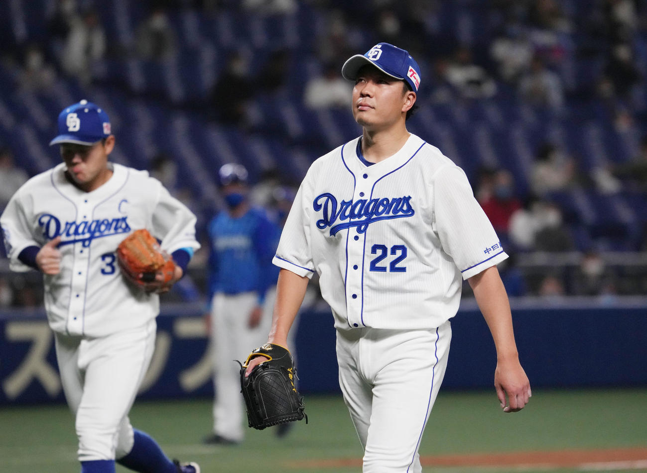中日対DeNA 6回表DeNA攻撃終了、ベンチへ戻る大野雄大（右）（撮影・森本幸一）
