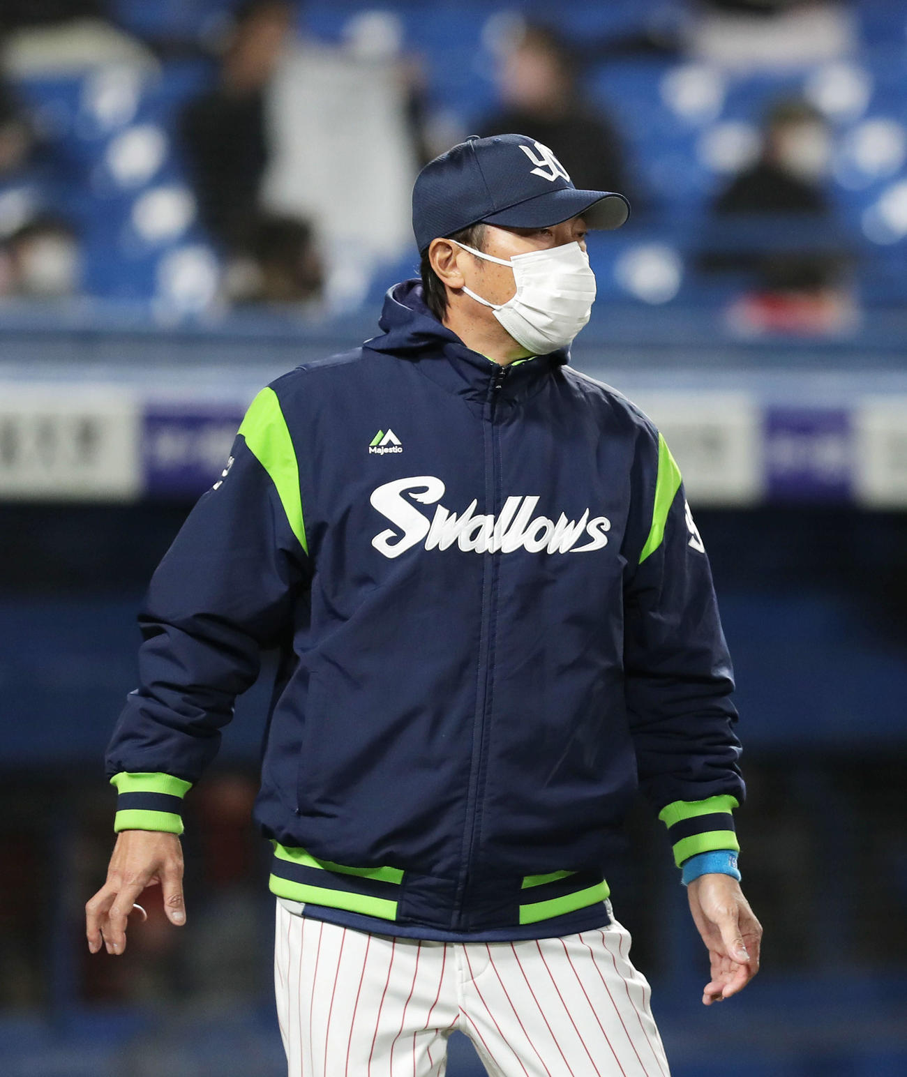 ヤクルト対広島　7回裏を終え、選手交代を告げる高津監督（撮影・河田真司）