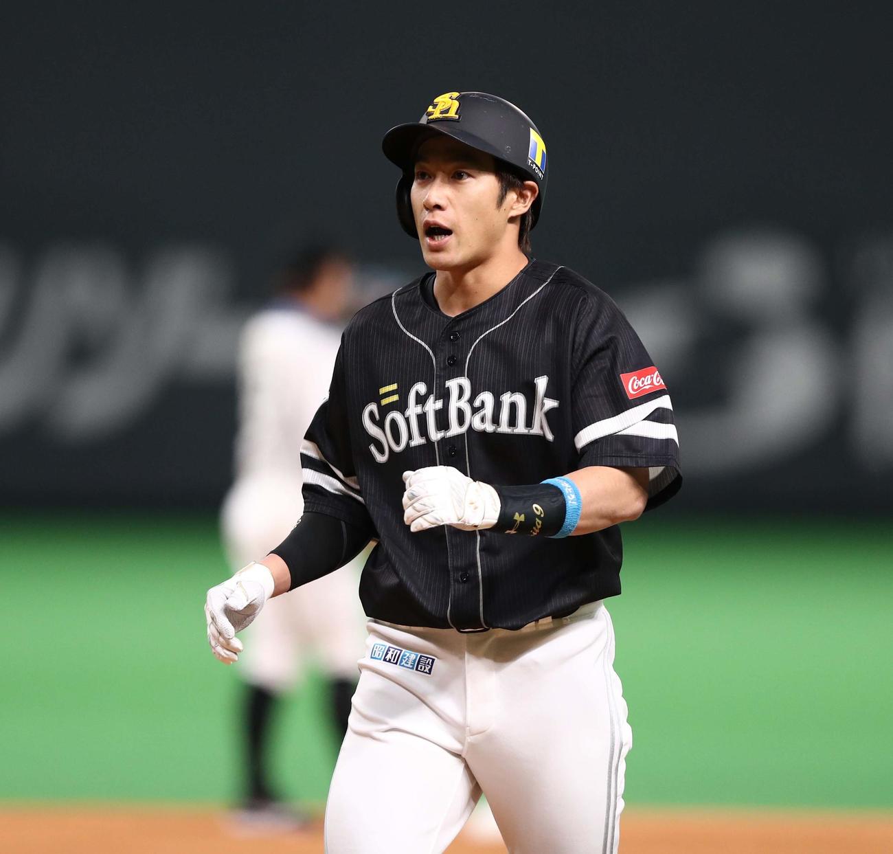 日本ハム対ソフトバンク　1回表ソフトバンク1死二塁、中前適時打を放つ柳田（撮影・黒川智章）