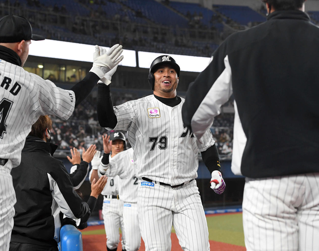 ロッテ対オリックス　3回裏ロッテ2死一、二塁、3点本塁打を放ち笑顔でナインとハイタッチをするマーティン（撮影・たえ見朱実）