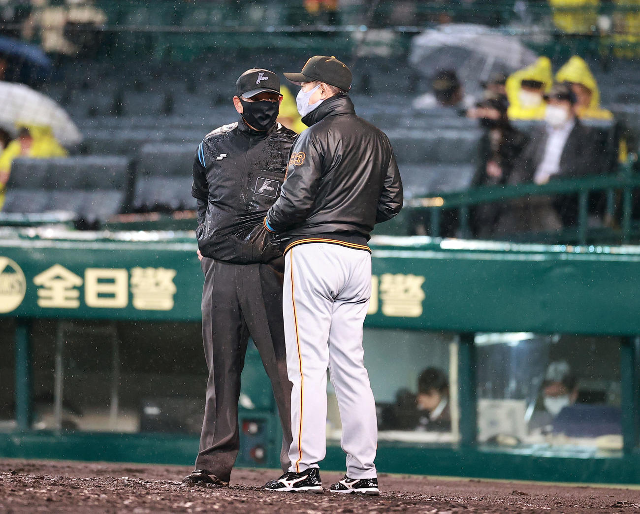 阪神対巨人　7回裏阪神の攻撃後、雨天コールド終了の合図に、思わずベンチを飛び出し橘高球審と話をする巨人原監督（撮影・浅見桂子）