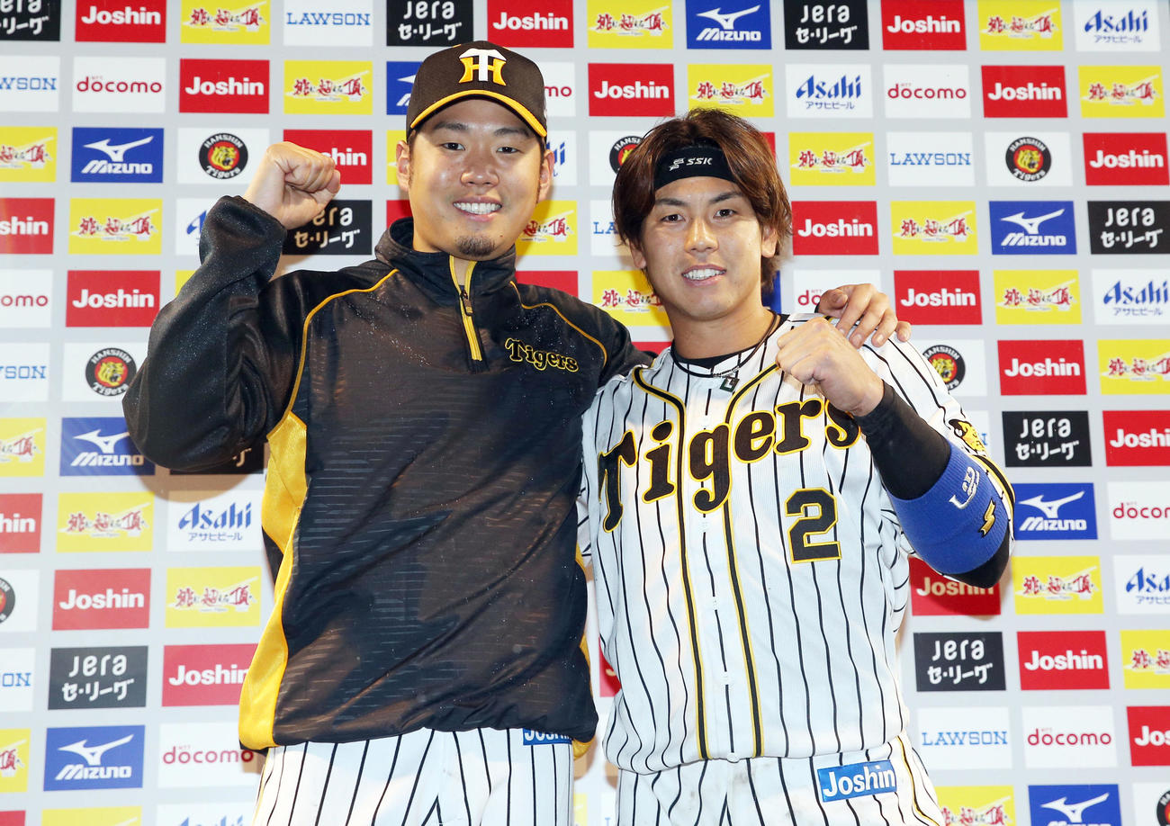 阪神対巨人　ヒーローインタビューを終え笑顔でガッツポーズする西勇輝（左）梅野（撮影・前田充）