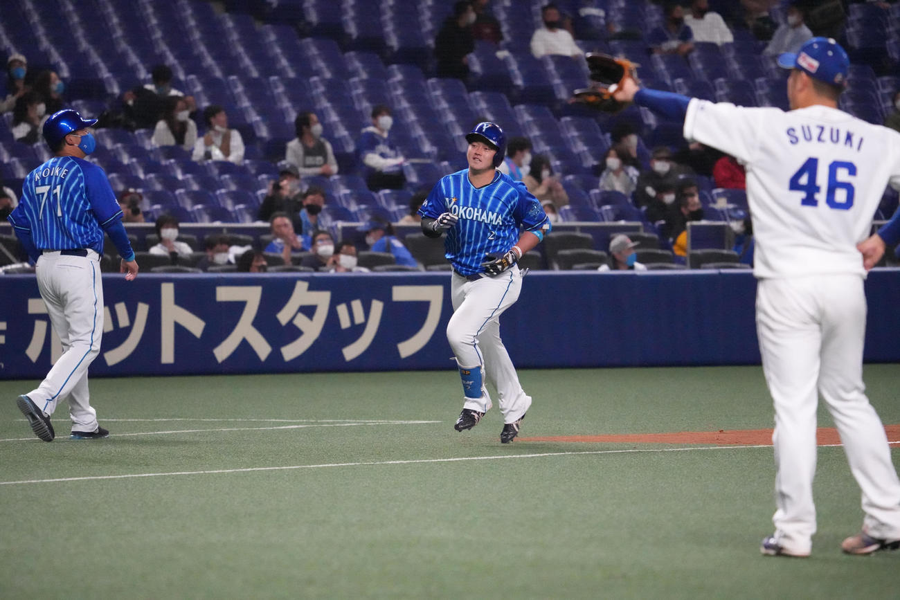 中日対DeNA 9回表DeNA2死、左越え本塁打を放った牧（撮影・森本幸一）