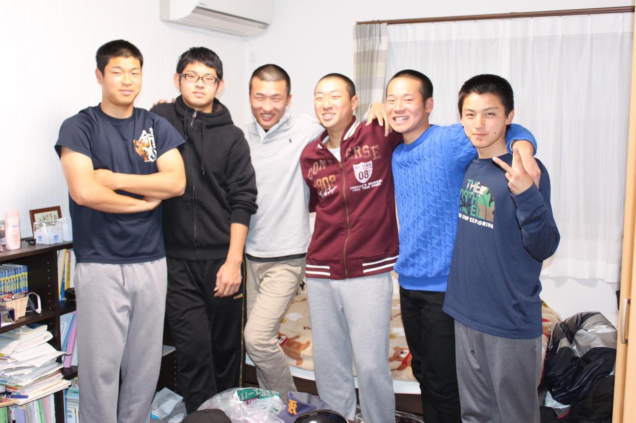 別の高校へ進学した後も交流が続いた佐藤輝（左）と長尾亮さん（右）ら（長尾亮さん提供）