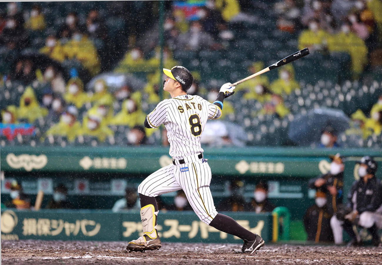 阪神対巨人　7回裏阪神2死一塁、佐藤輝は右飛に倒れる（撮影・浅見桂子）