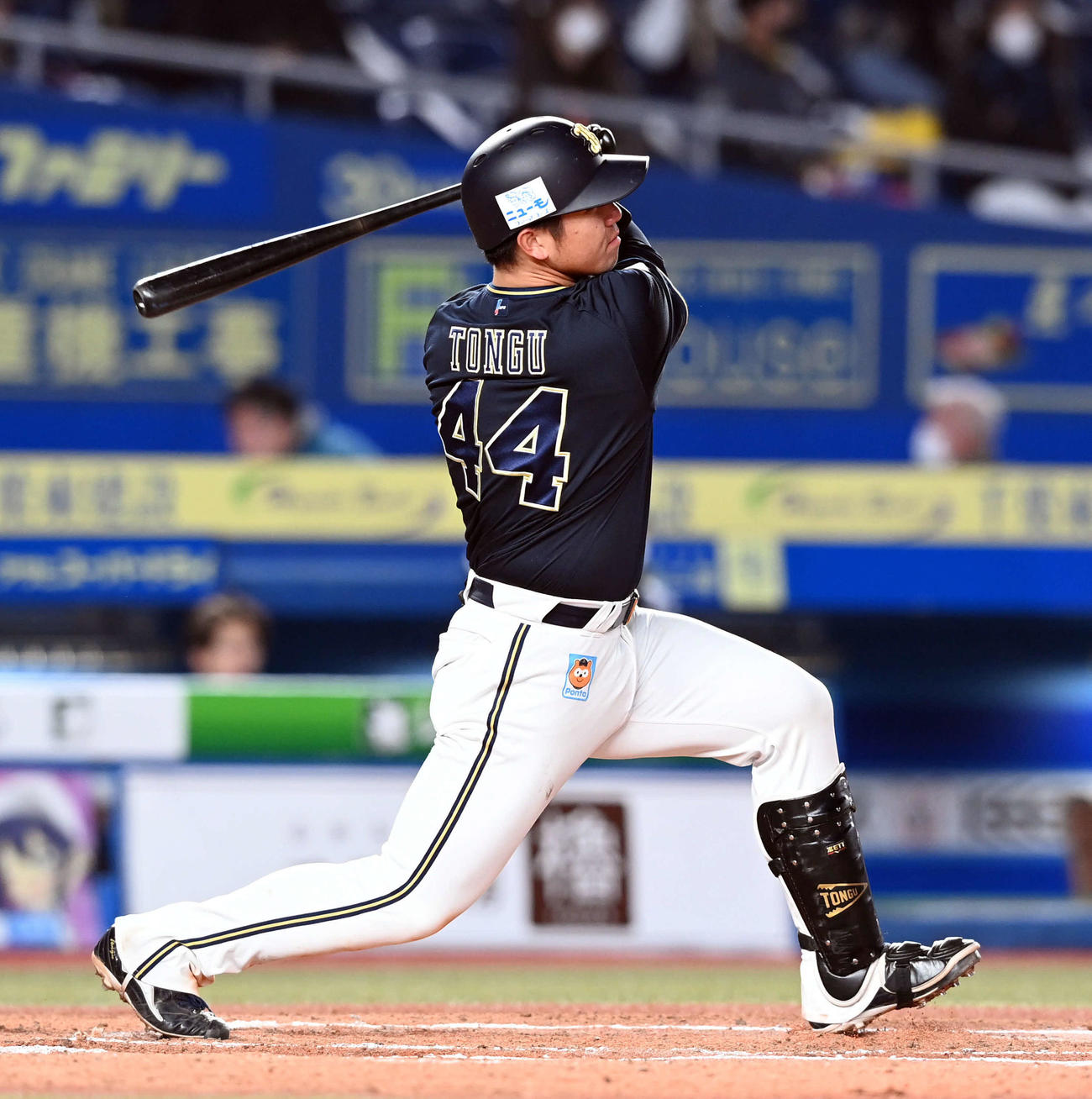 ロッテ対オリックス　6回表オリックス2死、左越えに同点ソロ本塁打を放つ頓宮（撮影・たえ見朱実）