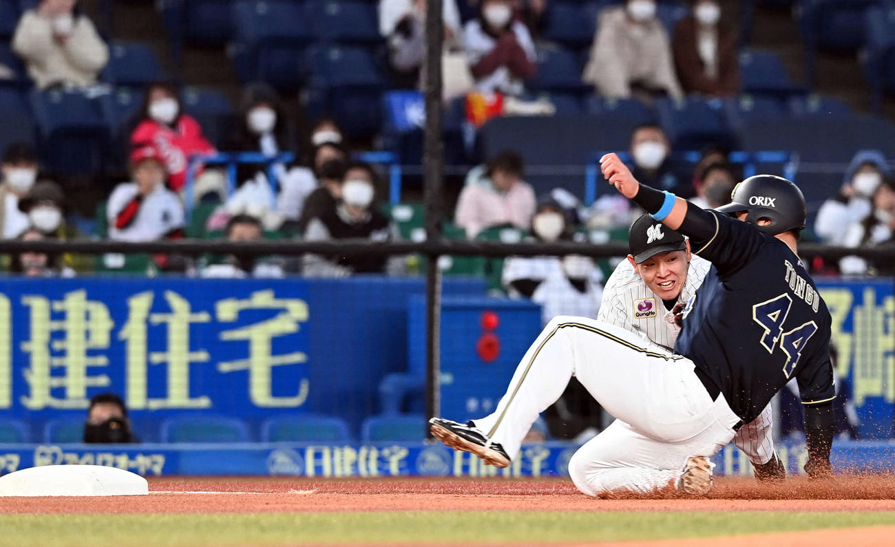 ロッテ対オリックス　2回表オリックス1死一、二塁、安達の右前打で三塁に滑り込むもアウトになる一走頓宮（撮影・たえ見朱実）