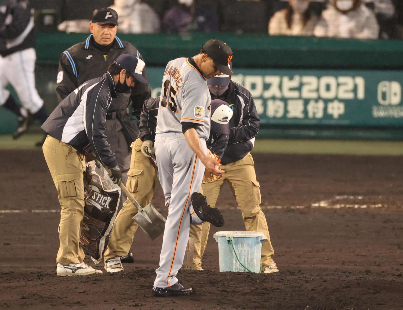阪神対巨人　2回裏阪神無死一、三塁、マウンドを気にするサンチェス（撮影・清水貴仁）