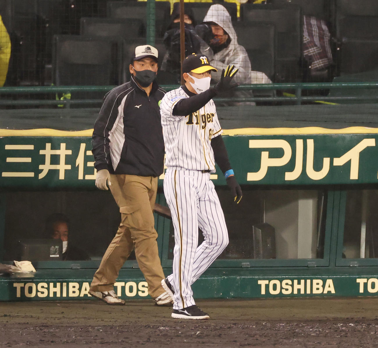 阪神対巨人　7回終了時に交代を告げる阪神矢野監督（撮影・清水貴仁）