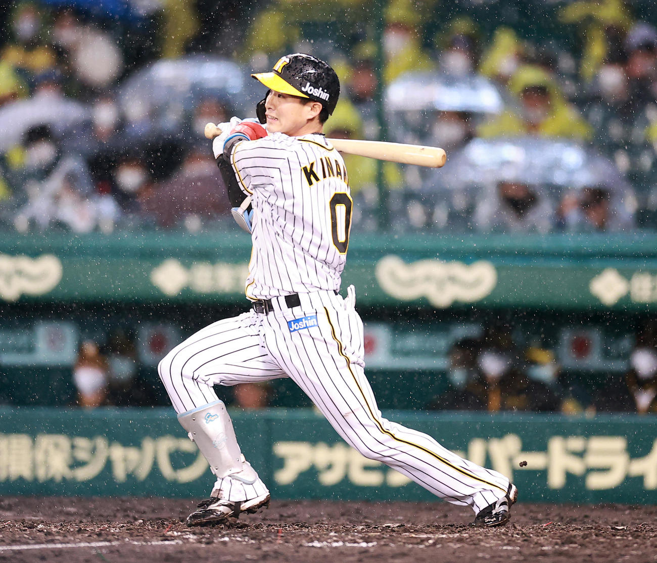 阪神対巨人　2回裏阪神無死一、三塁、木浪は中犠飛を放つ（撮影・浅見桂子）