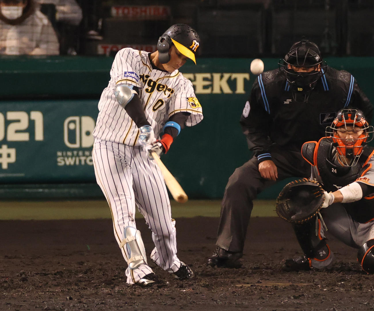 阪神対巨人　3回裏阪神1死一、三塁、木浪は左犠飛を放つ（撮影・清水貴仁）