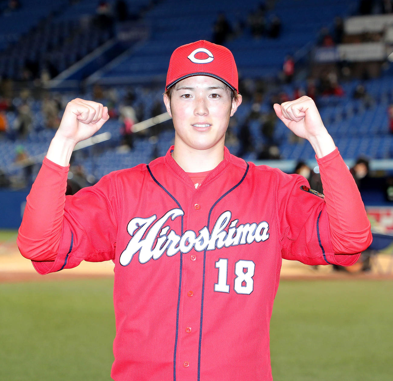 ヤクルト対広島　勝利インタビューを終え、ガッツポーズで写真に納まる森下（撮影・河田真司）
