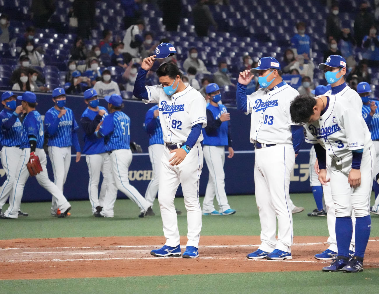 中日対DeNA　試合終了、一礼する与田監督（撮影・森本幸一）