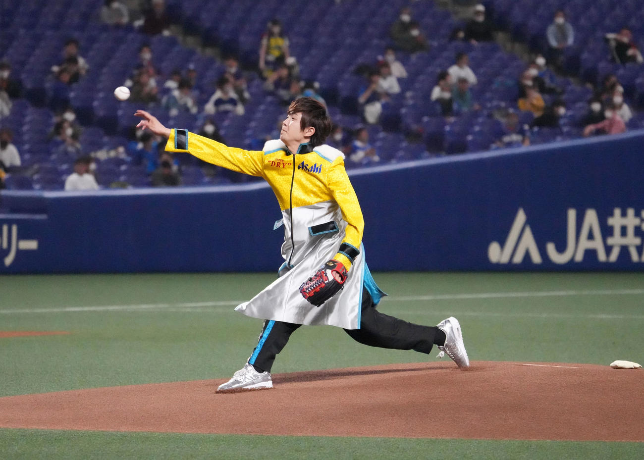 中日対DeNA　始球式を行ったBOYS AND MENの田村侑久（撮影・森本幸一）