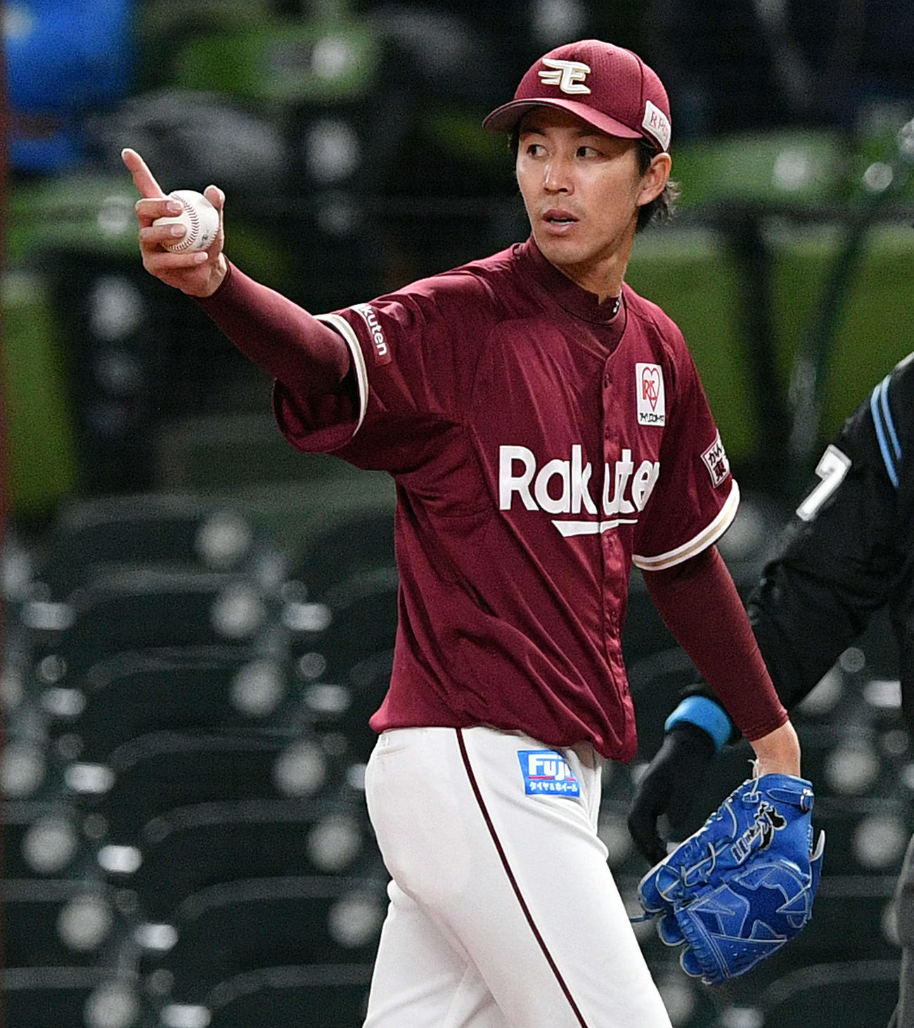 西武対楽天　3回裏西武2死二塁、森の打球を好捕した一塁手鈴木を指さしてたたえる岸（撮影・滝沢徹郎）