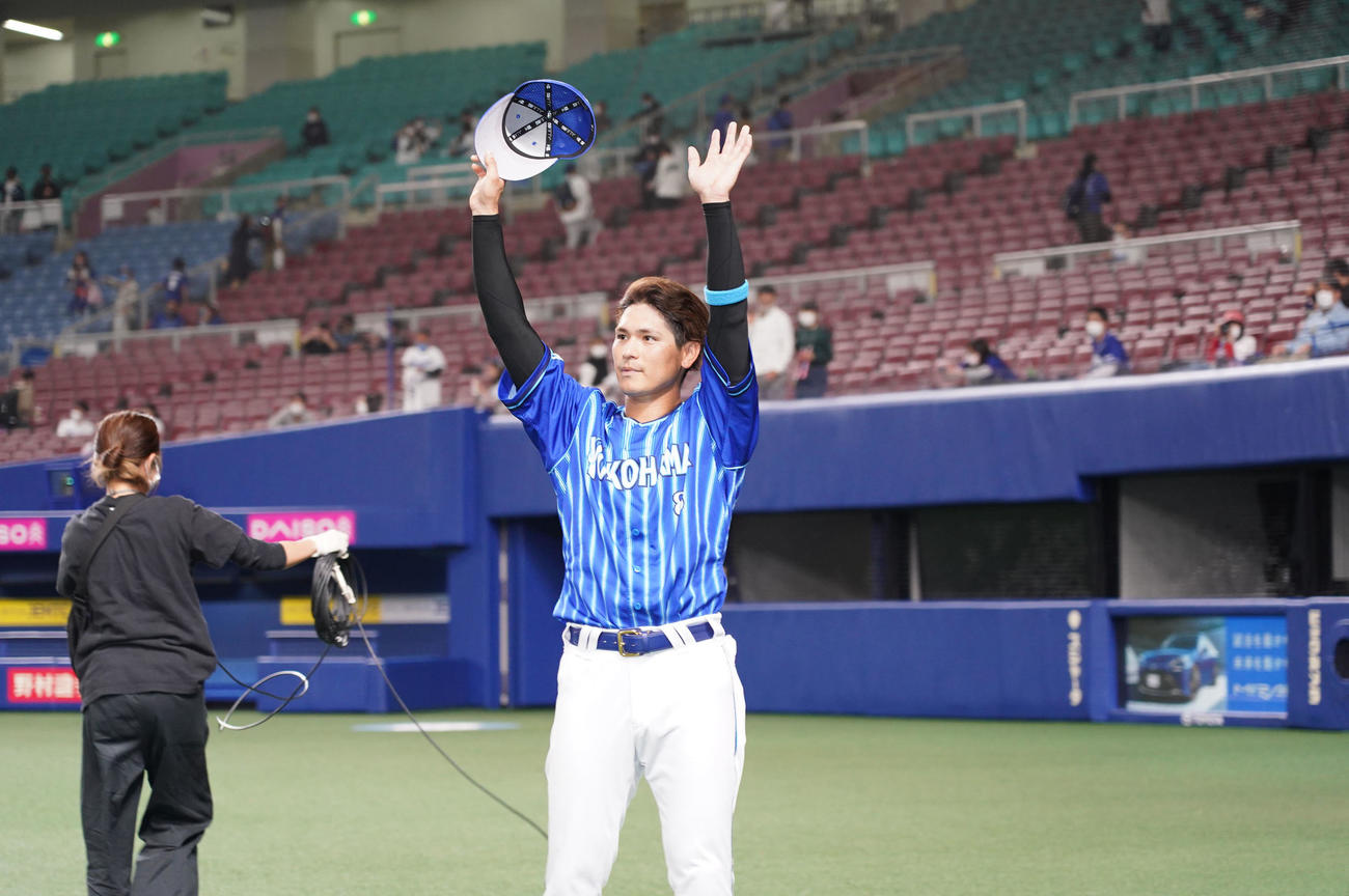 中日対DeNA　ヒーローインタビューを終えスタンドのファンに手を振る神里（撮影・森本幸一）