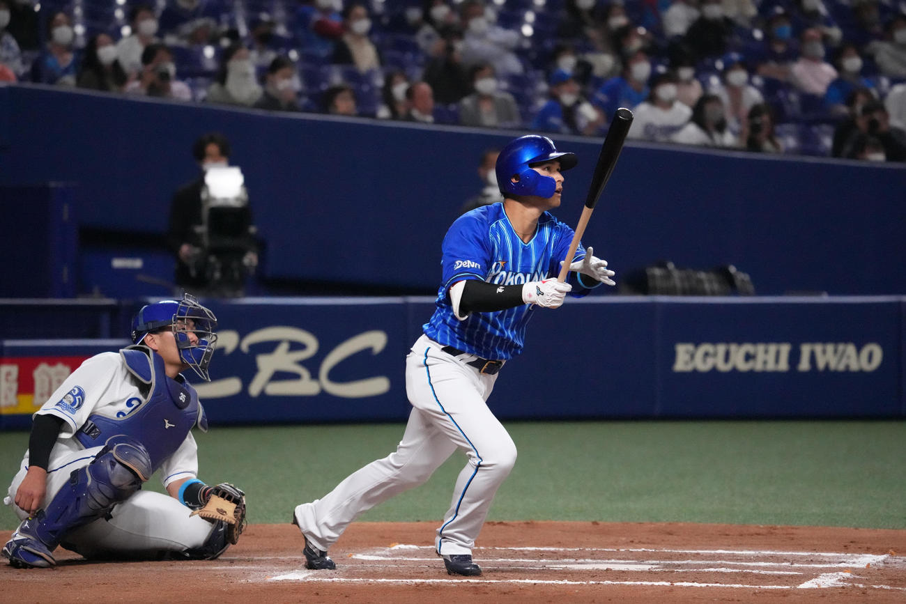 中日対DeNA 6回表DeNA2死満塁、右越え満塁本塁打を放つ神里（撮影・森本幸一）