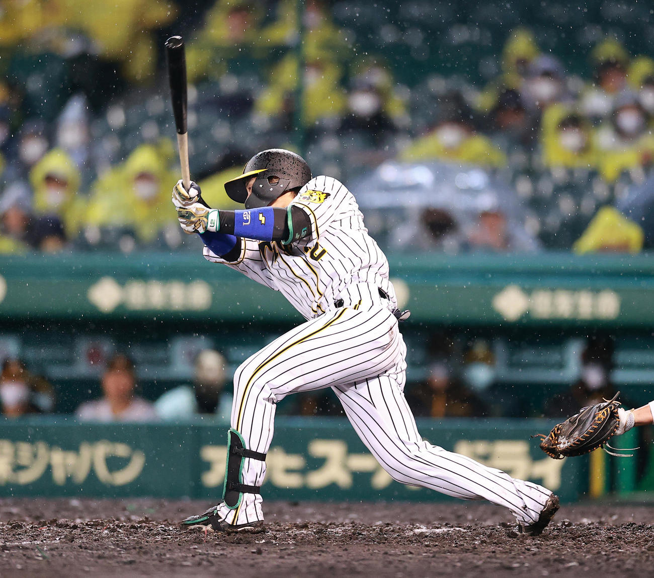 阪神対巨人　3回裏阪神1死二、三塁、梅野は右適時打を放つ（撮影・浅見桂子）