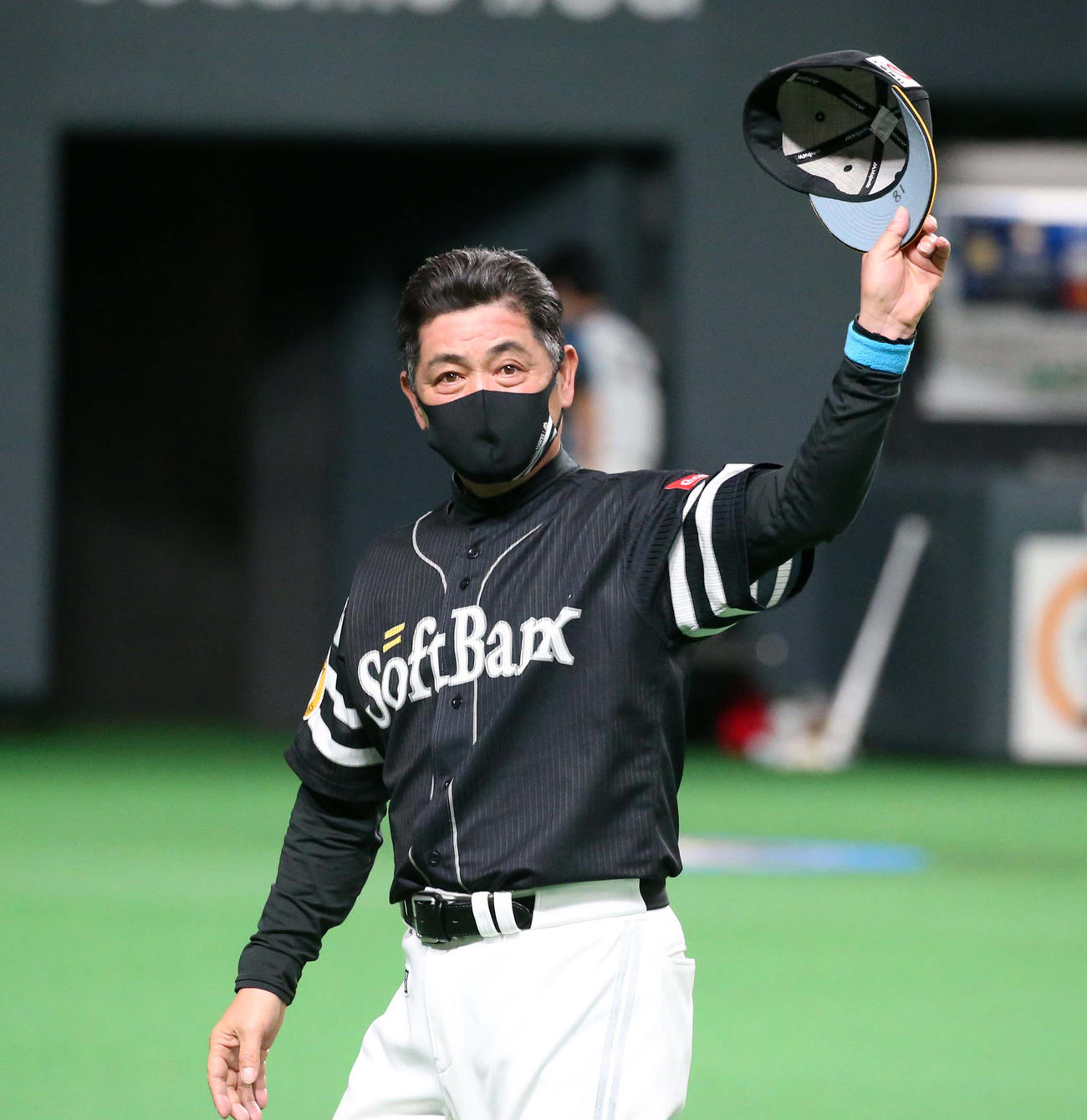 試合後、スタンドに手を振る工藤監督（撮影・黒川智章）