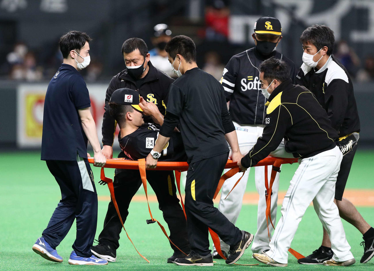 6回裏日本ハム1死、左足を負傷し担架で運ばれる千賀（撮影・黒川智章）