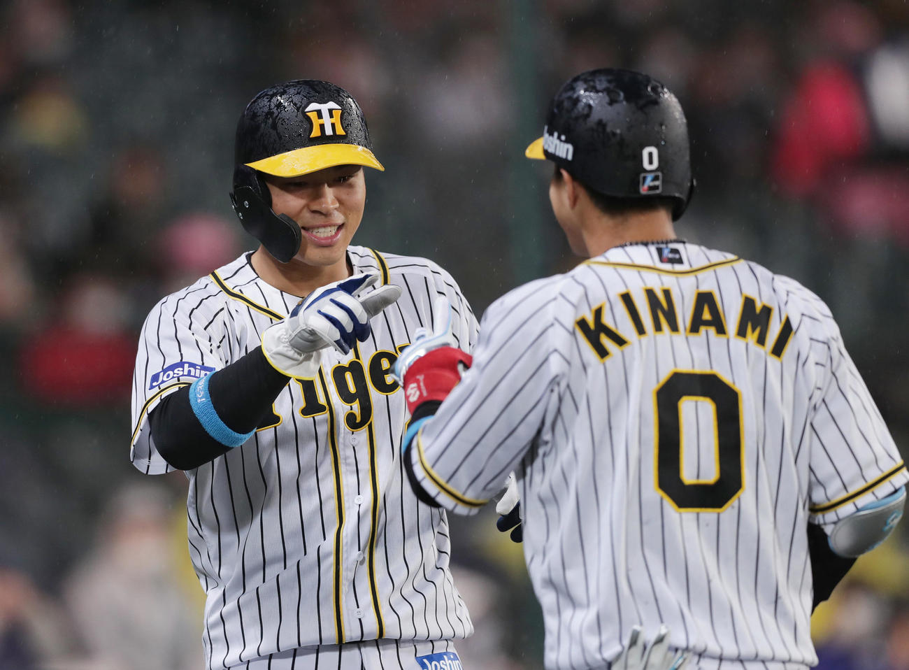 阪神対巨人　2回裏阪神無死一、三塁、木浪（右）の中犠飛で生還した佐藤輝（撮影・前田充）